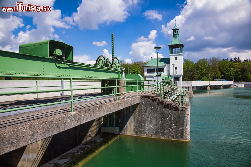 Immagine La diga idroelettrica sul fiume Lech a Augusta, Germania. Fa parte del sistema delle acque cittadino riconosciuto patrimonio mondiale.
