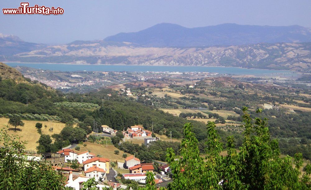 Immagine La Diga Monte Cotugno nel territorio di Senise in Basilicata - © G2, Pubblico dominio, Wikipedia