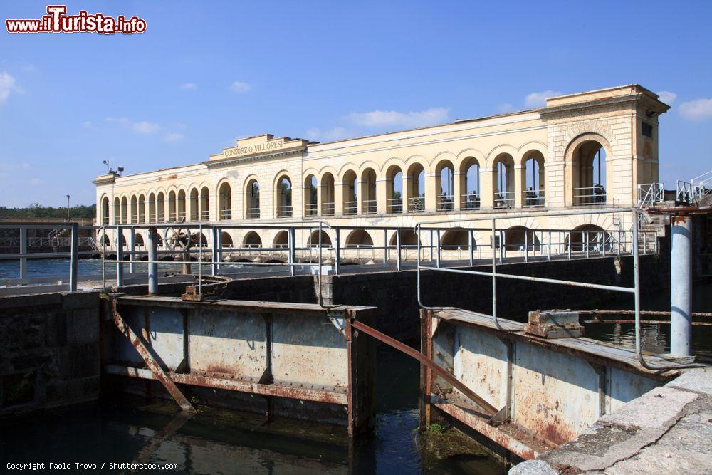 Immagine La diga Panperduto sul fiume Ticino a Somma Lombardo, Lombardia. E' uno degli snodi idraulici più importanti della regione: da qui parte delle acque del Ticino vengono deviate per formare il canale Villoresi - © Paolo Trovo / Shutterstock.com