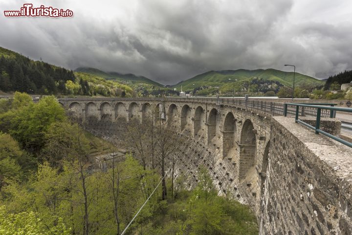 Immagine La diga sul lago di Suviana in Emilia-Romagna: alta 92 metri venne costruita negli anni '30 e grazie al dislivello le acque in caduta alimentano una centrale idroelettrica - © Baldo Simone - CC BY 3.0 - Wikipedia