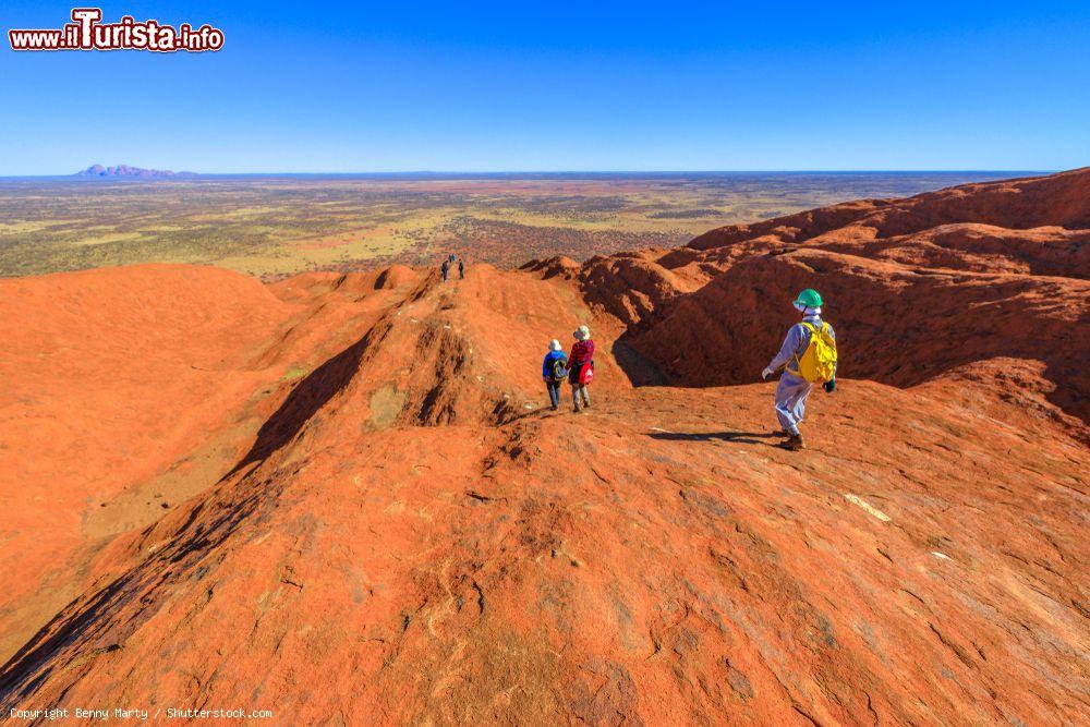 Immagine La discesa dalla vetta di Ayers Rock: fino al 24 ottobre 2019 era possibile scalare Uluru, la montagna sacra degli aborigeni - © Benny Marty / Shutterstock.com
