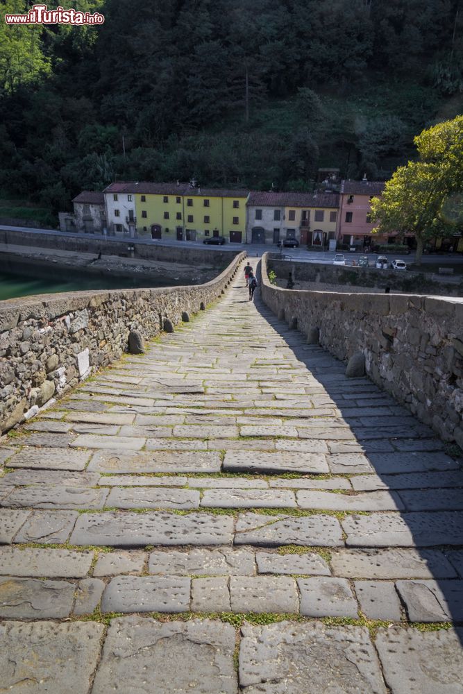 Immagine La discesa ripida dal culmine del ponte della Maddalena a Borgo Mozzano in Toscana