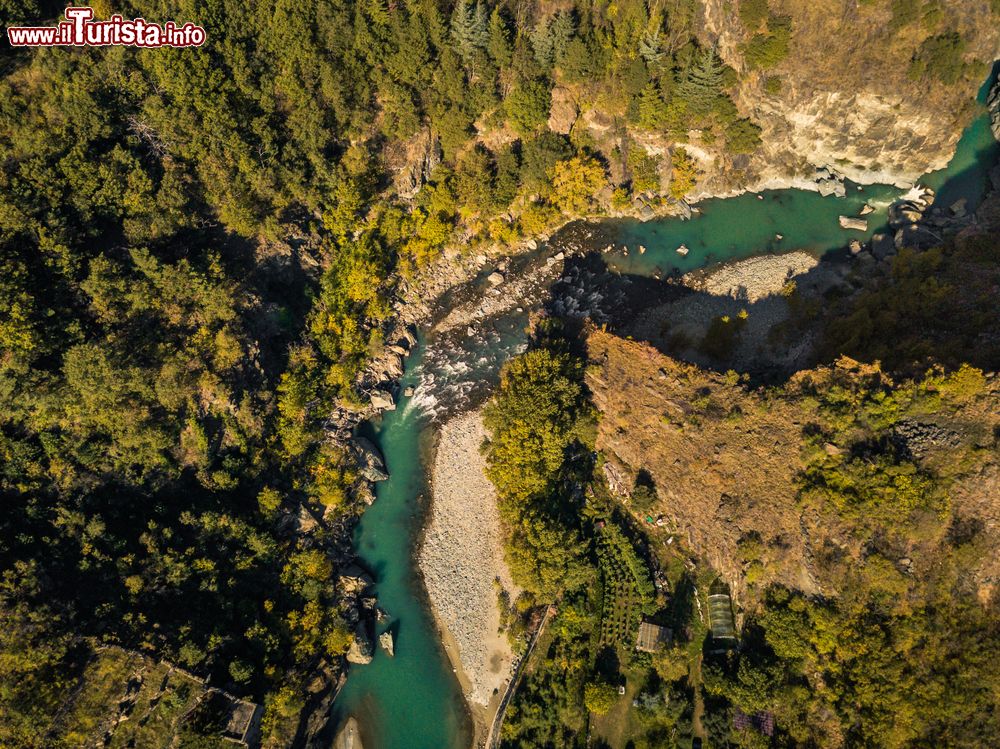 Immagine La Dora Baltea fotografa dall'alto a Montjovet, provincia di Aosta, Italia