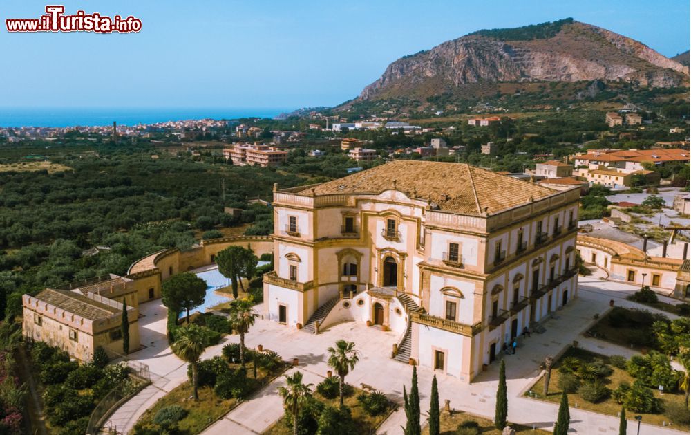 Immagine La elegante Villa Cattolica a Bagheria, sullo sfondo il promontorio di Capo Zafferano, costa nord della Sicilia