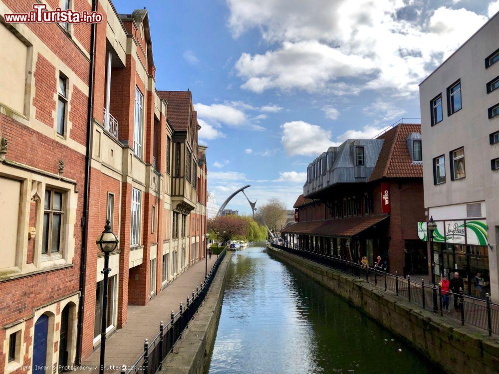 Immagine La Empowerment Sculpture nella città di Lincoln, Inghilterra. Disegnata da Stephen Broadbent e sponsorizzata dalla Siemens, quest'opera si affaccia sul fiume Witham: rappresenta due figure umane in alluminio e acciaio che si raggiungono attraverso l'acqua - © Imran's Photography / Shutterstock.com