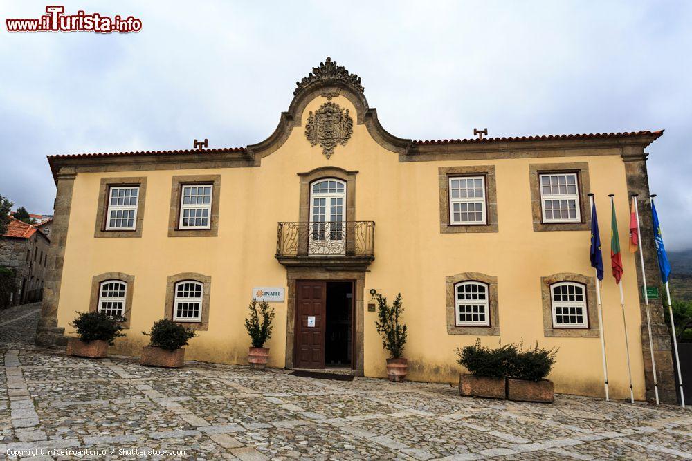 Immagine La facciata barocca del Corte Reak Manor di Linhares da Beira, Portogallo. Questo edificio del XVIII° secolo è oggi un hotel di lusso - © ribeiroantonio / Shutterstock.com