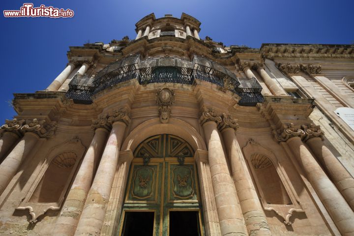 Immagine La facciata barocca della Chiesa di San GIovanni Battista a Scicli - © Angelo Giampiccolo / Shutterstock.com