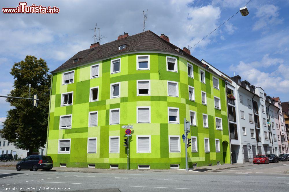 Immagine La facciata color verde di un edificio antico nel centro di Landshut, Baviera, Germania - © photo20ast / Shutterstock.com