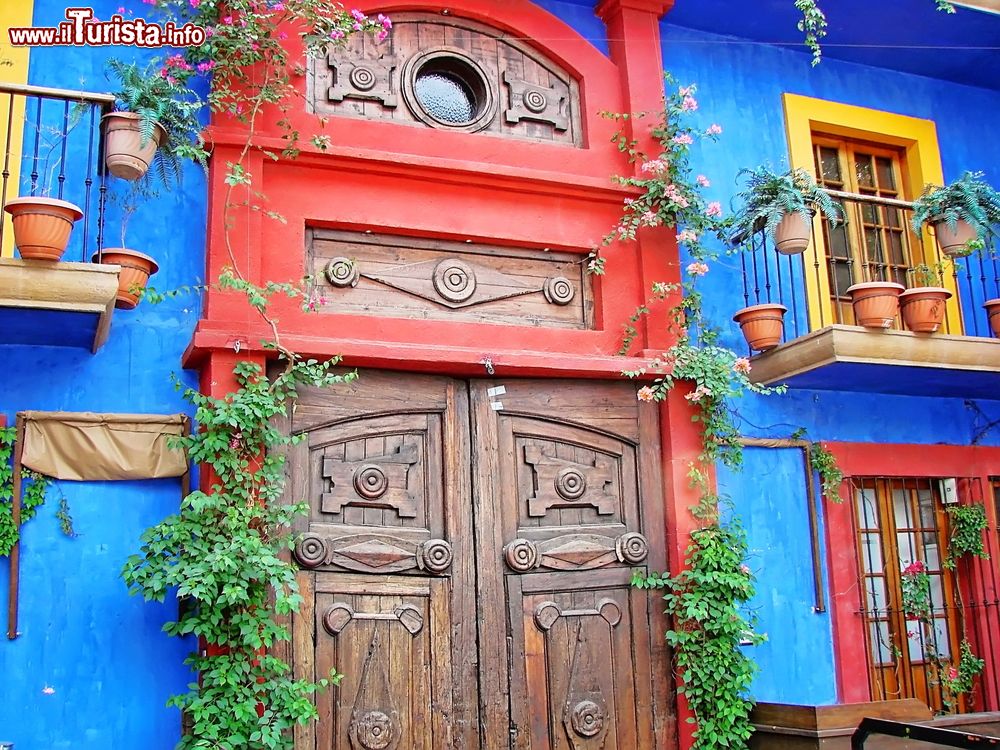 Immagine La facciata colorata con dettagli in legno in un edificio a Monterrey, Messico.