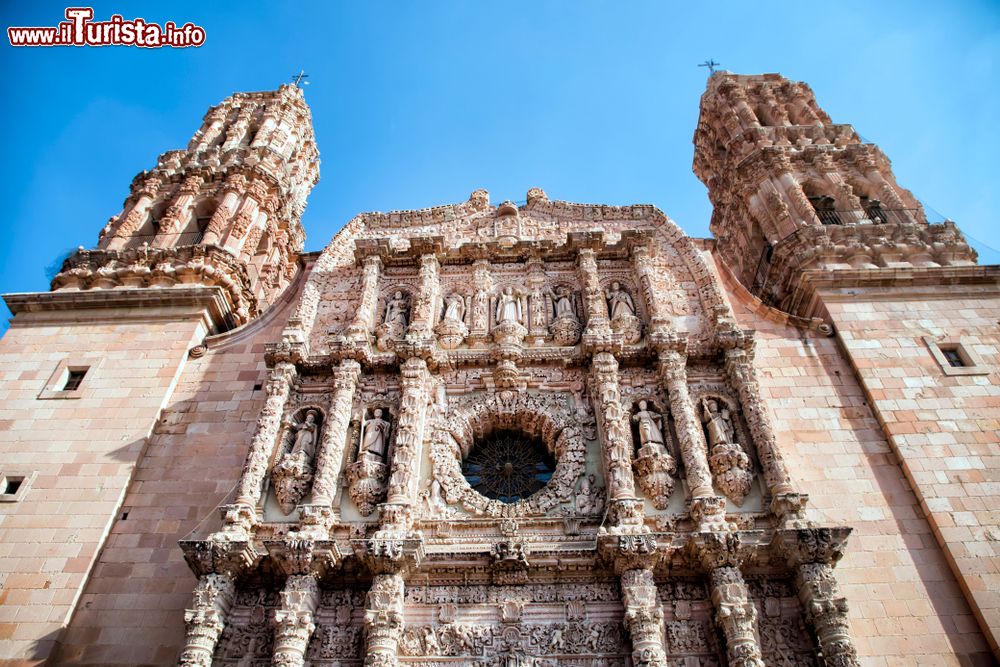 Immagine La facciata decorata della cattedrale di Zacatecas, Messico. Realizzato in pietra rossa, questo edificio di culto è invece piuttosto spoglio al suo interno. Molte opere d'arte vennero sottratte durante le guerre civili del XIX° e del XX° secolo.