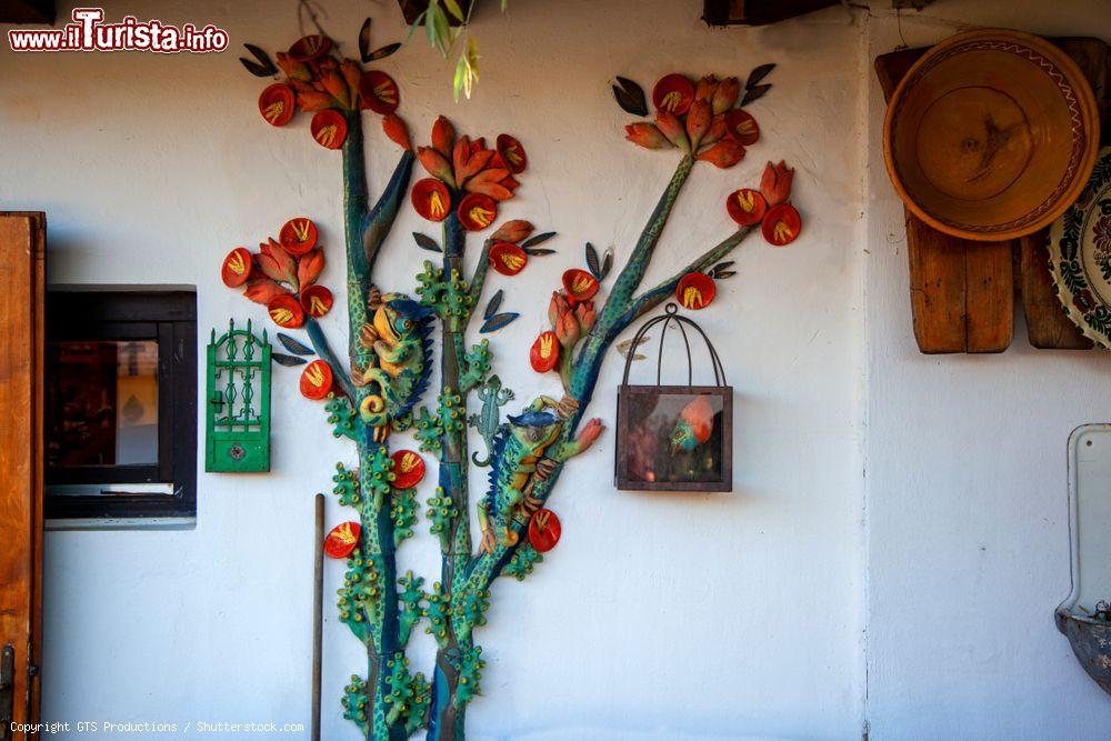 Immagine La facciata decorata di una casa tradizionale nel villaggio di Holloko, Ungheria - © GTS Productions / Shutterstock.com