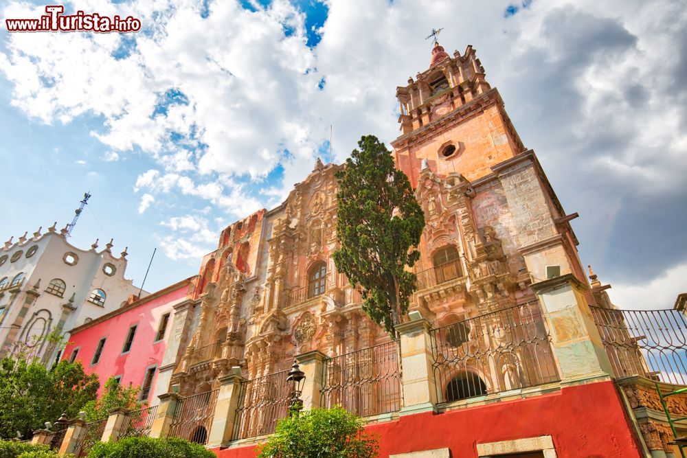 Immagine La facciata decorata di una chiesa nel cuore di Guanajuato, Messico.