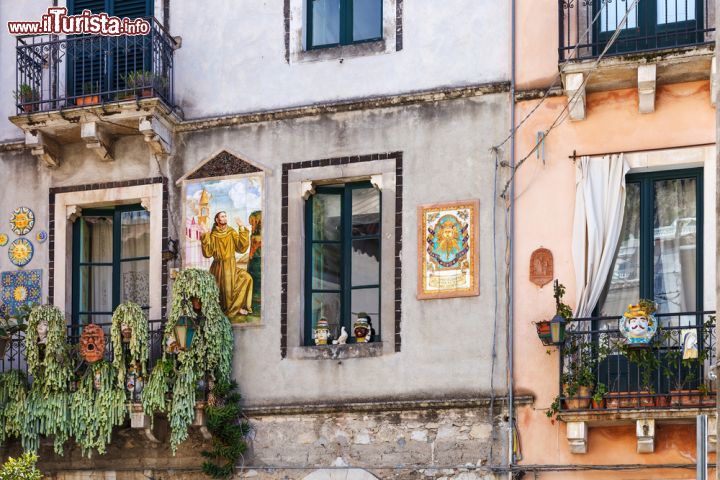 Immagine La facciata decorata di una tradizionale abitazione di Taormina, Sicilia. Il caratteristico scorcio fotografico di una casa siciliana con le sue decorazioni è solo uno dei tanti e suggestivi angoli nascosti che si possono scoprire a Taormina  - © vvoe / Shutterstock.com