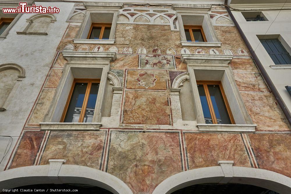 Immagine La facciata decorata di un'antica dimora medievale di Pordenone, Friuli Venezia Giulia - © Claudia Canton / Shutterstock.com