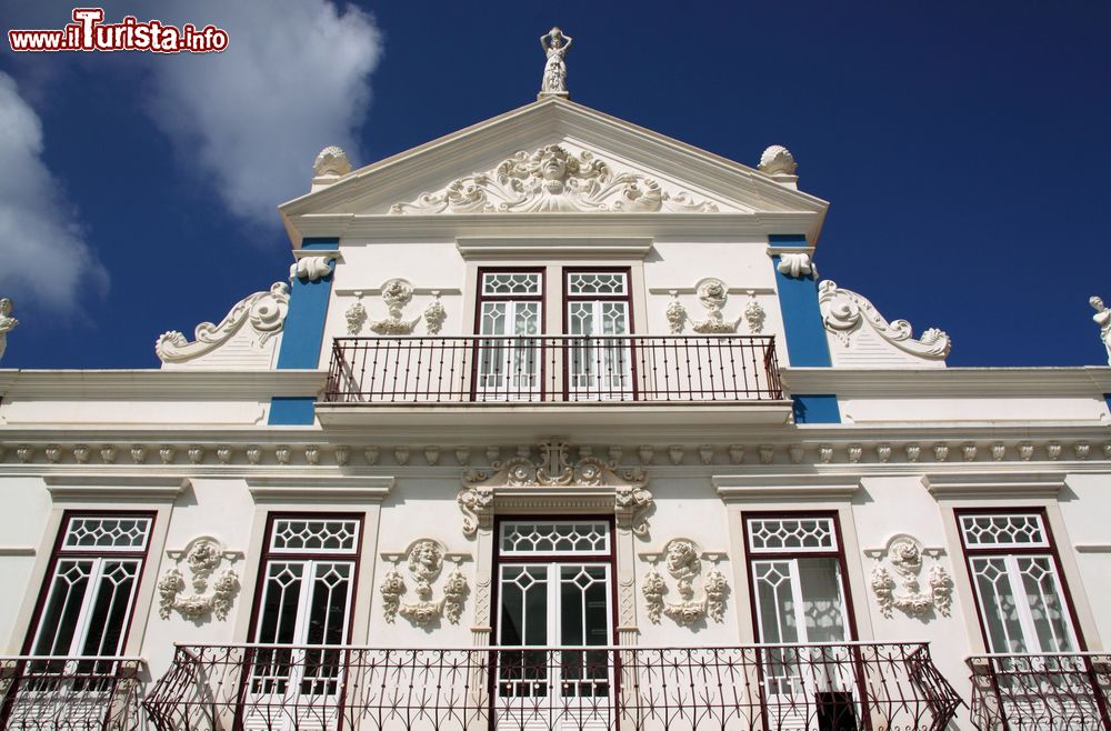 Immagine La facciata decorata in art nouveau di un palazzo di Ericeira, Portogallo.
