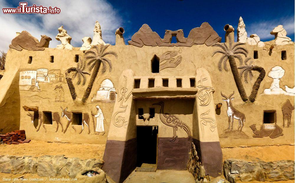 Immagine La facciata del Badr Museum nell'oasi di Farafra, Egitto. Qui sono esposte le opere di Badr Abdel Moghny fra cui quadri e sculture realizzati con materiali come sabbia, fango e pietre  - © Homo Cosmicos / Shutterstock.com