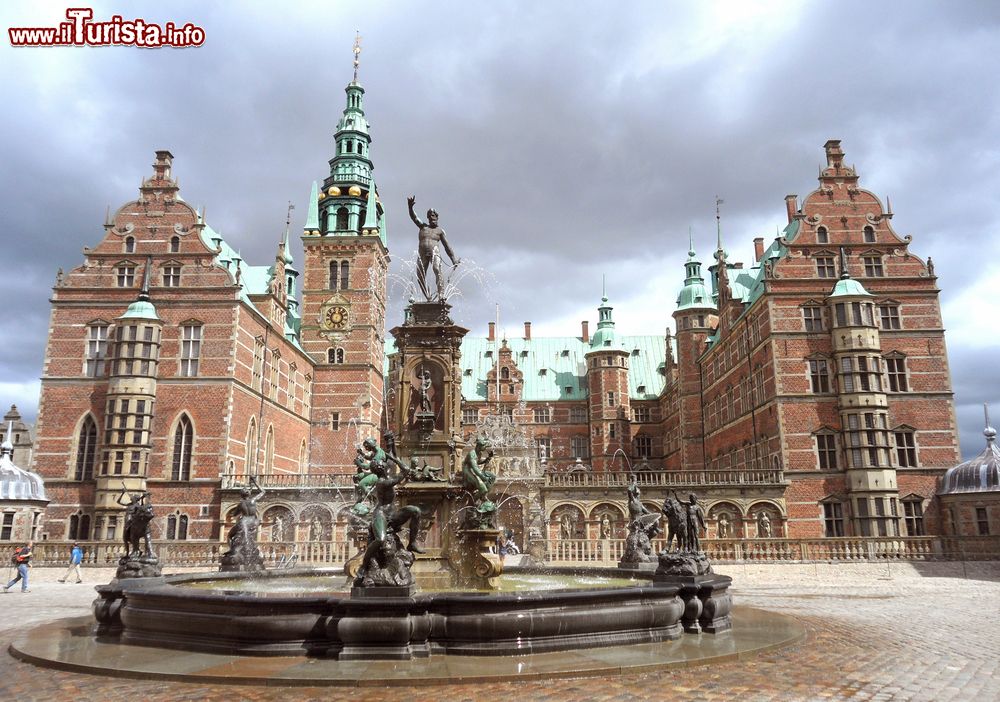 Immagine La facciata del castello di Frederiksborg a Hillerod, Danimarca. L'imponente palazzo venne ricostruito a metà del XIX° secolo dopo un devastante incendio grazie agli aiuti di Jacobsen, fondatore della Carlsberg.