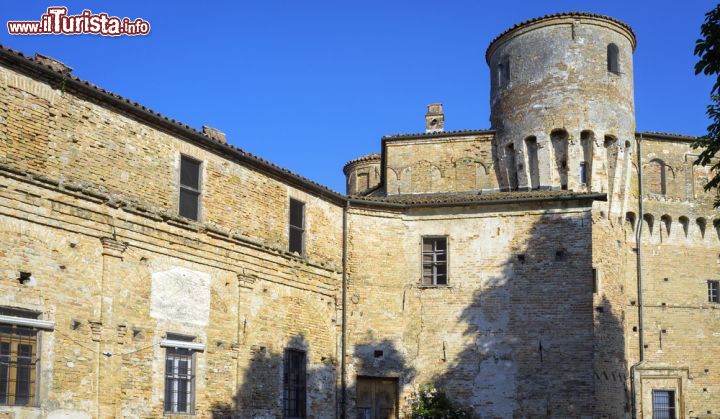 Immagine La facciata del castello di La Morra, Cuneo, Piemonte. Uno scorcio panoramico dell'antica fortificazione di questo abitato di impianto medievale che si trova in posizione panoramica verso le Langhe e le Alpi - ©  Steve Sidepiece / Shutterstock.com 