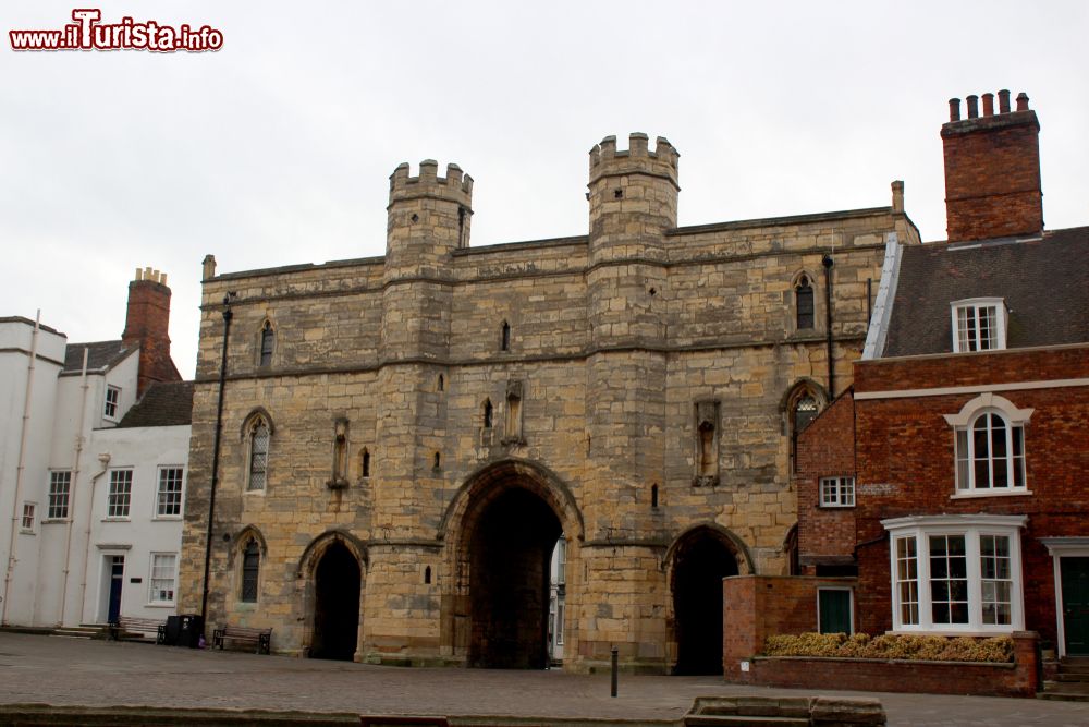 Immagine La facciata del castello di Lincoln con le torri merlate, Inghilterra.