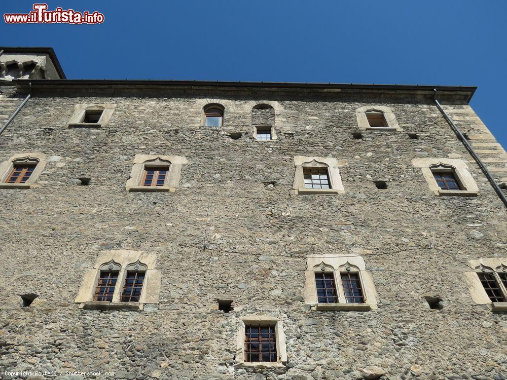 Immagine La facciata del castello medievale di Avise nei pressi di Aosta, Valle d'Aosta. Venne fatto erigere nel 1492 da Boniface d'Avise e fu a lungo in mano alla famiglia - © Route66 / Shutterstock.com