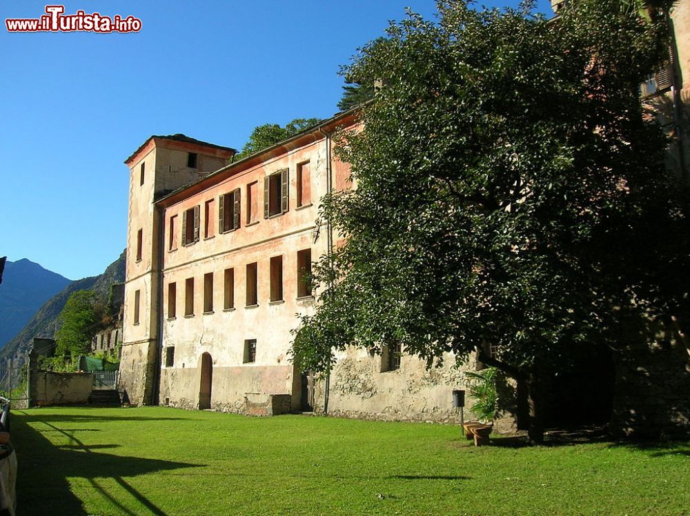 Immagine La Facciata del Castello Vallaise di Arnad, Valle d'Aosta - © Patafisik - CC BY-SA 3.0, Wikipedia