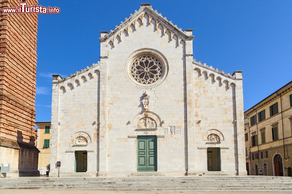 Immagine La facciata del Duomo di Pietrasanta in Toscana