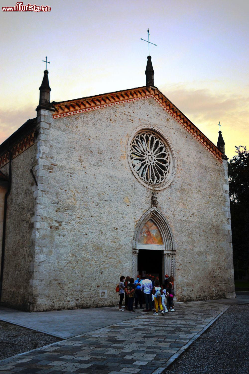 Immagine La facciata del Duomo di San Mauro Martire nel centro storico di Maniago (Friuli).