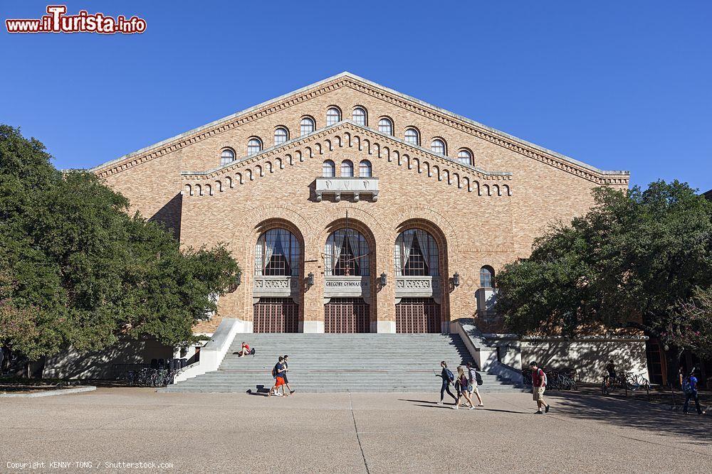 Immagine La facciata del Gregory Gymnasium Building all'Università del Texas a Austin. La sua costruzione risale al 1930 - © KENNY TONG / Shutterstock.com