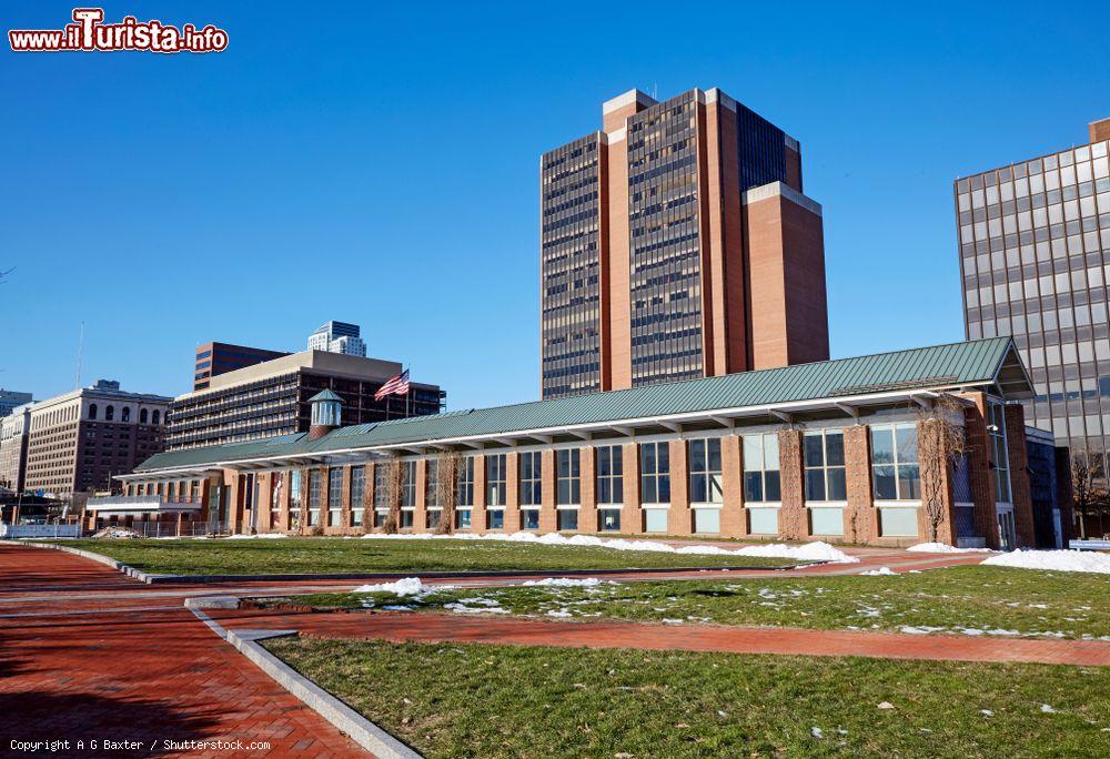 Immagine La facciata del Liberty Bell Center nel centro di Philadelphia, Pennsylvania (USA). Qui si trova la campana divenuta simbolo dell'indipendenza degli Stati Uniti d'America: venne infatti suonata l'8 luglio 1776 per annunciare la prima lettura pubblica della Dichiarazione d'Indipendenza © A G Baxter / Shutterstock.com