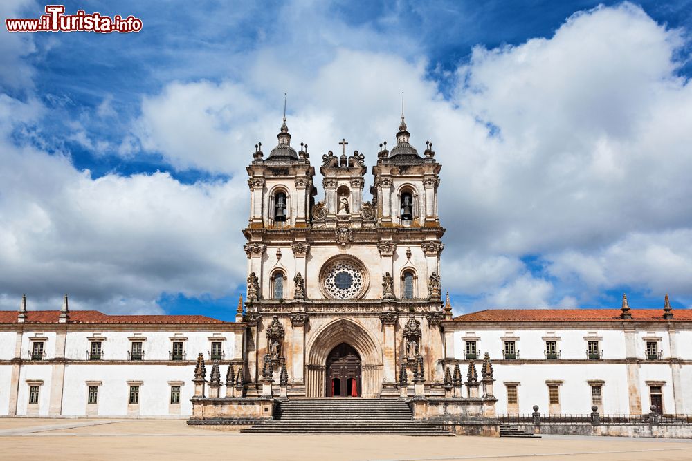 Immagine La facciata del monastero di Alcobaca, Portogallo. Per la sua importanza artistica, dal 1989 fa parte dei siti patrimonio Unesco.