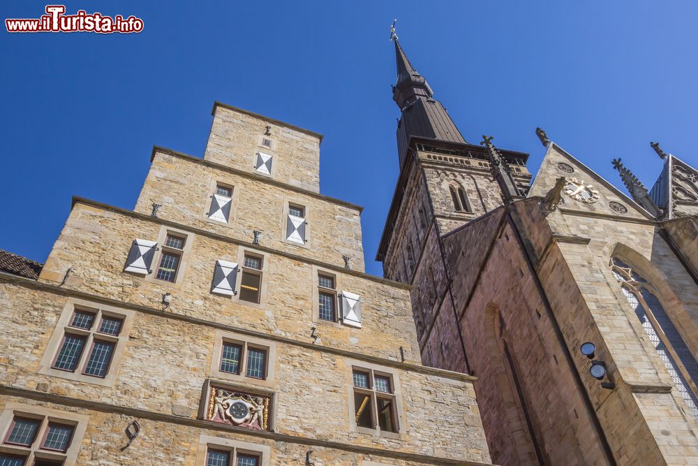 Immagine La facciata del Municipio e la chiesa di Santa Maria a Osnabruck, Germania. Ogni ottobre i bambini delle scuole si recano al palazzo comunale per ricevere un "brezel" dal sindaco: questo evento si svolge in occasione del trattato di pace di Westfalia. All'interno del Municipio si può visitare la Friedenssaal, la sala della pace, dove venne firmato il trattato nel 1648.