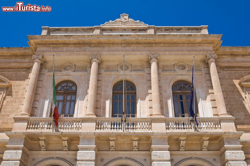 Immagine La facciata del municipio nel centro storico di Fasano, Puglia.