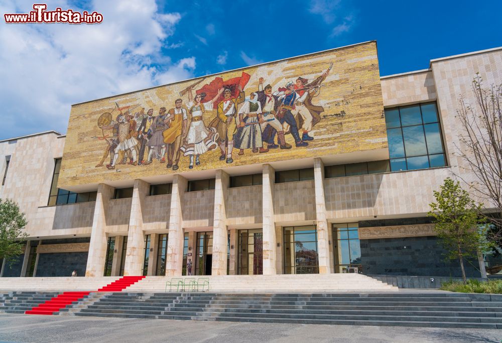Immagine La facciata del Museo Nazionale di Storia a Tirana, Albania: è interamente dedicato alla storia del popolo albanese e del paese.