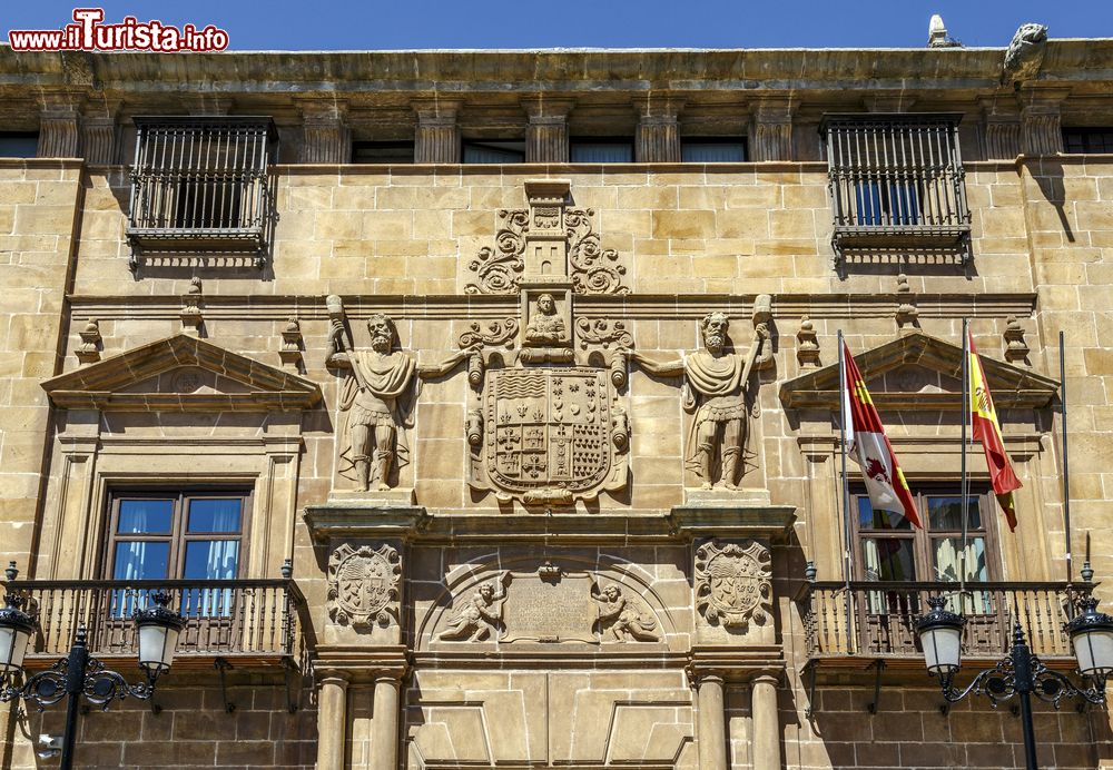 Immagine La facciata del Palacio de los Condes de Gomara a Soria, Spagna. Si tratta del più importante esempio di architettura civile del rinascimento della città, ora sede del Palazzo di Giustizia.