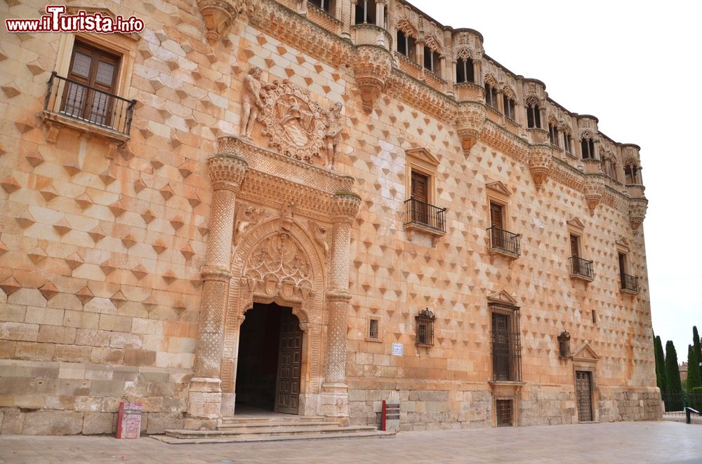 Immagine La facciata del Palazzo dei Duchi di Fanteria a Guadalajara, Spagna. La sua costruzione risale al XV° secolo.