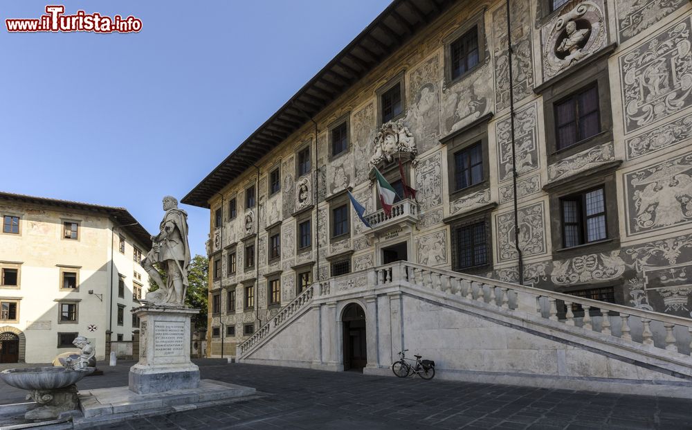 Immagine La facciata del Palazzo della Carovana a Pisa, Toscana. L'edificio, dal 1846 sede principale della Scuola Normale Superiore di Pisa, si affaccia su Piazza dei Cavalieri.