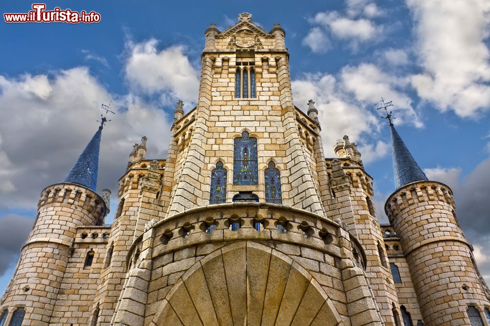 Immagine La facciata del Palazzo Episcopale di Gaudì ad Astorga, Spagna. Fu il vescovo Grau ad incaricare l'architetto catalano della costruzione del nuovo palazzo episcopale per sostituire il precedente andato distrutto da un incendio.