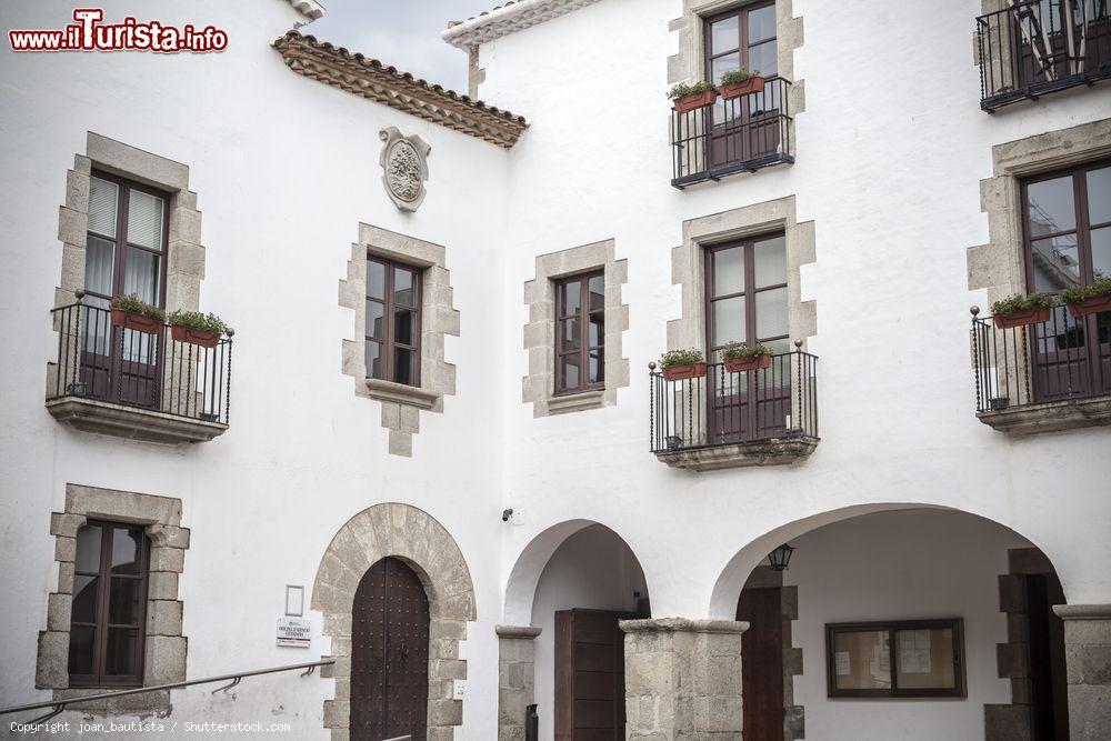 Immagine La facciata del Palazzo Municipale di Arenys de Mar, Spagna. Il Municipio è chiamato anche Casa Consistorial - © joan_bautista / Shutterstock.com