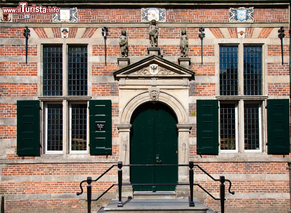 Immagine La facciata del Palazzo Municipale di Naarden, Paesi Bassi. Realizzato con mattoni rossi, questo edificio si presenta con un bel portale d'ingresso sovrastato da un timpano su cui poggiano tre sculture.