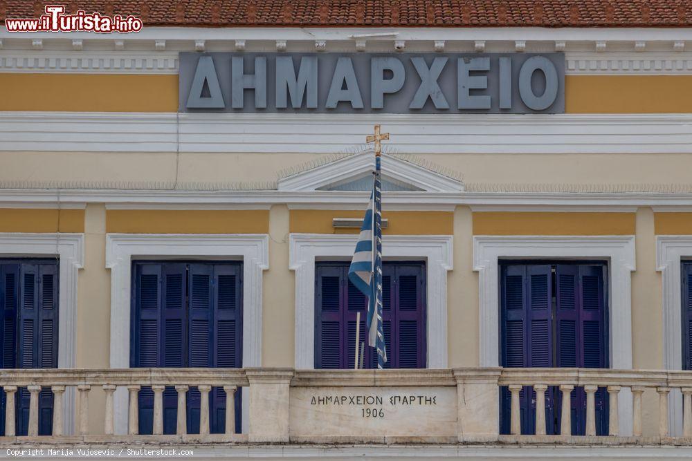 Immagine La facciata del Palazzo Municipale nella piazza centrale di Sparta, Grecia. La scritta in greco significa "municipio" - © Marija Vujosevic / Shutterstock.com