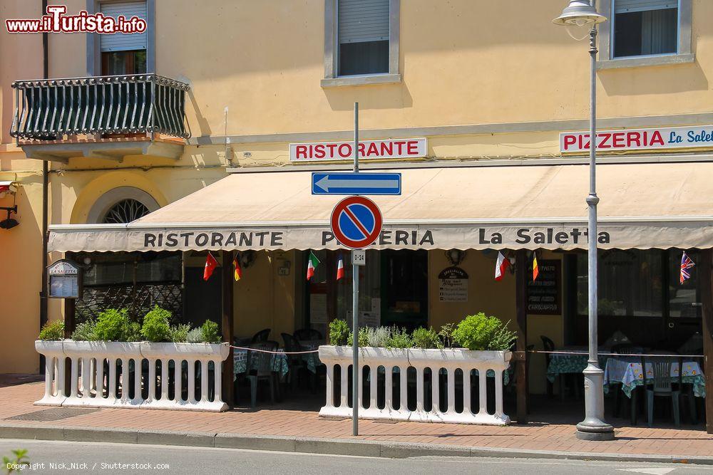 Immagine La facciata del ristorante italiano La Saletta in Piazza Garibaldi nella città di Vada, Toscana - © Nick_Nick / Shutterstock.com