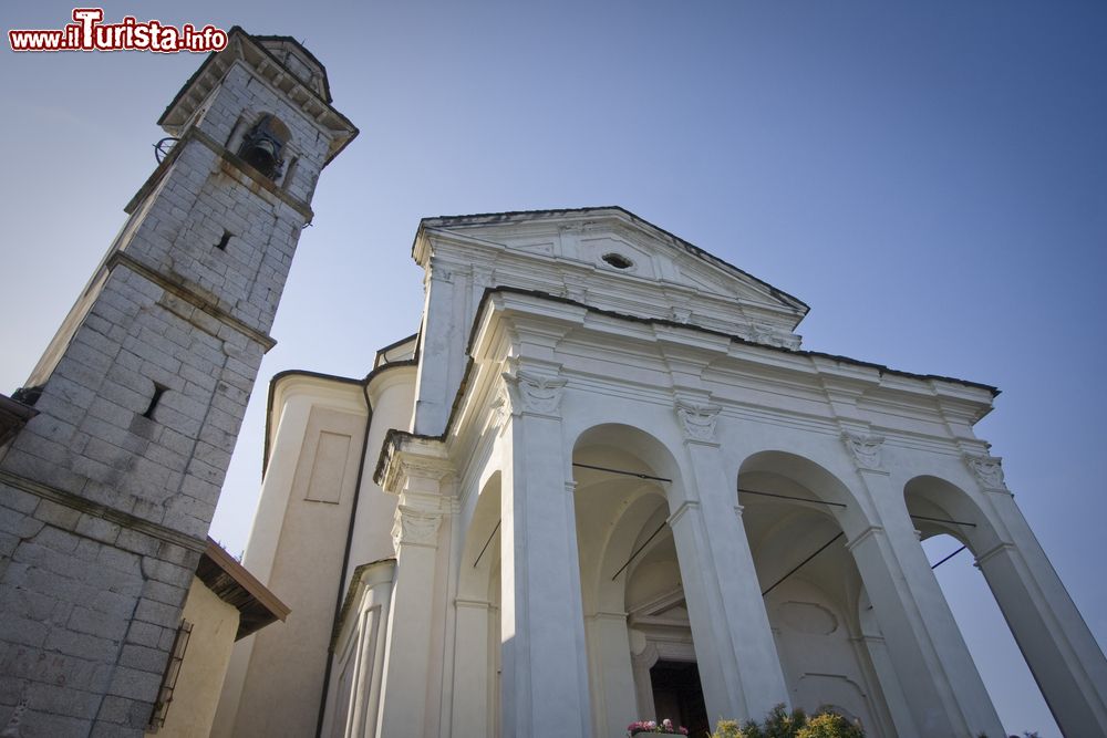 Immagine La facciata del Santuario della Madonna del Sasso in Piemonte