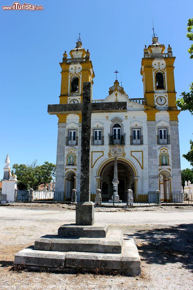 Immagine La facciata del santuario mariano di Viana do Alentejo, Portogallo. In primo piano, la croce in pietra - © Joaquin Ossorio Castillo / Shutterstock.com