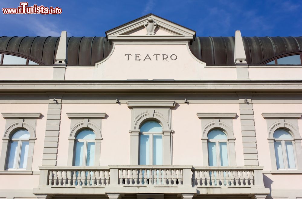 Immagine La facciata del Teatro Comunale di Gradisca d'Isonzo, Friuli Venezia Giulia. Inaugurato nel 1929, sorge in via Marziano Ciotti.