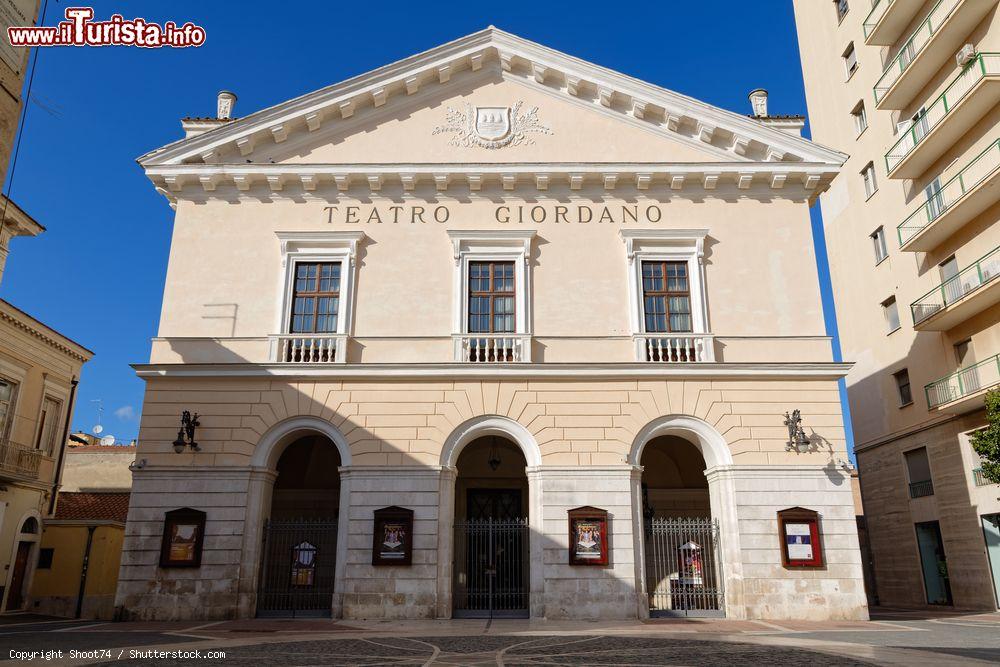 Immagine La facciata del Teatro Umberto Giordano nel centro di Foggia in Puglia - © Shoot74 / Shutterstock.com
