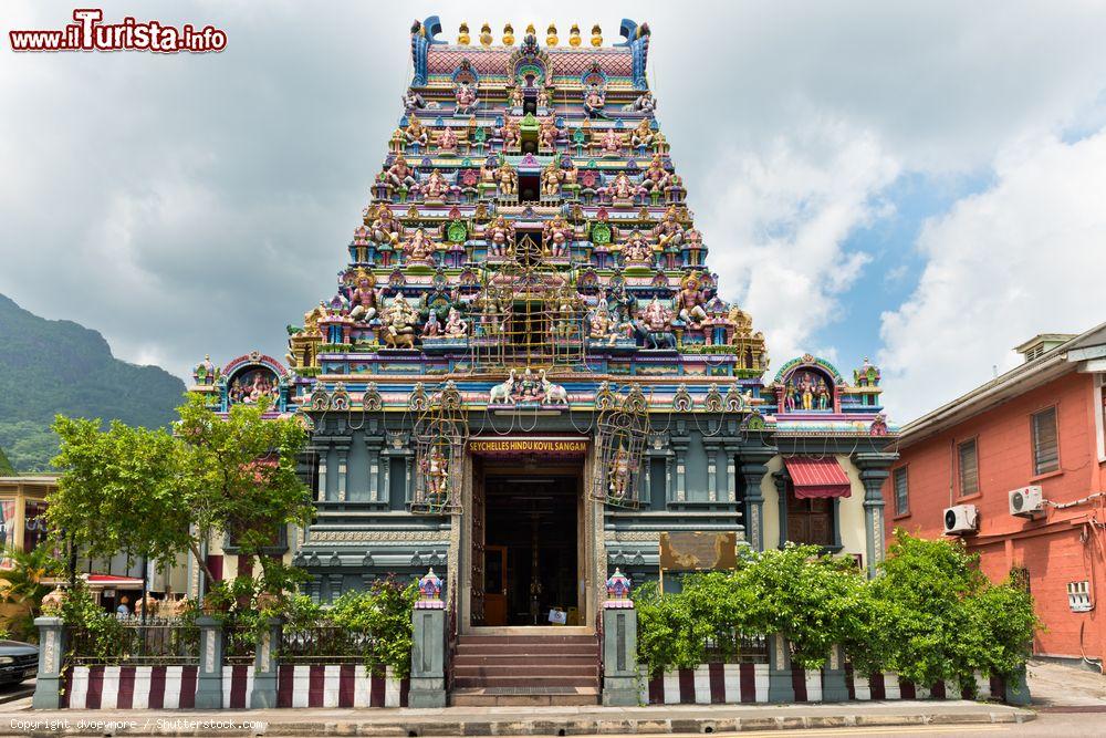 Immagine La facciata del tempio hindu di Victoria, Seychelles - © dvoevnore / Shutterstock.com