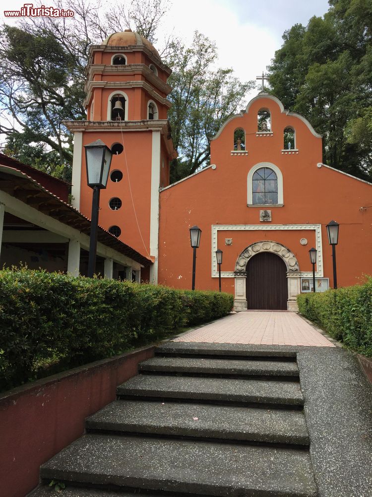 Immagine La facciata del tempio Santo Santiago a Uruapan, Messico.