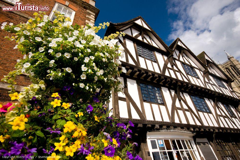 Immagine La facciata del Tudor Tourism Office a Castle Hill, Lincoln, Lincolnshire (UK). L'edificio in stile Tudor si presenta con la tipica architettura a graticcio - © Electric Egg / Shutterstock.com