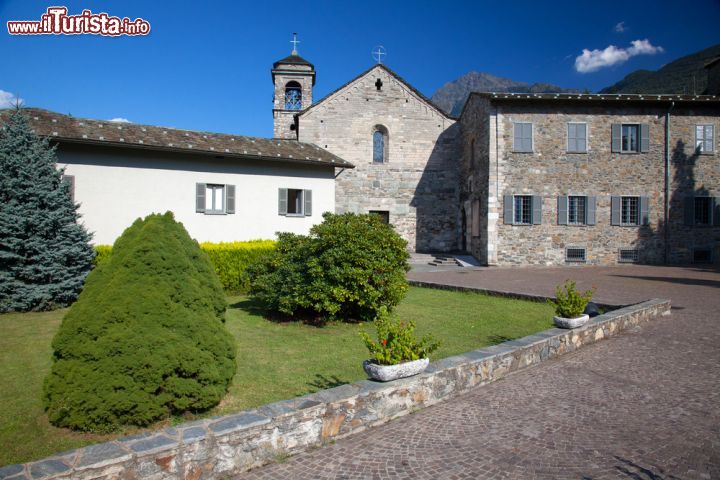 Immagine La facciata dell'Abbazia di Piona, nei dintorni di Colico, sul Lago di Como - © Marco Scisetti / Shutterstock.com