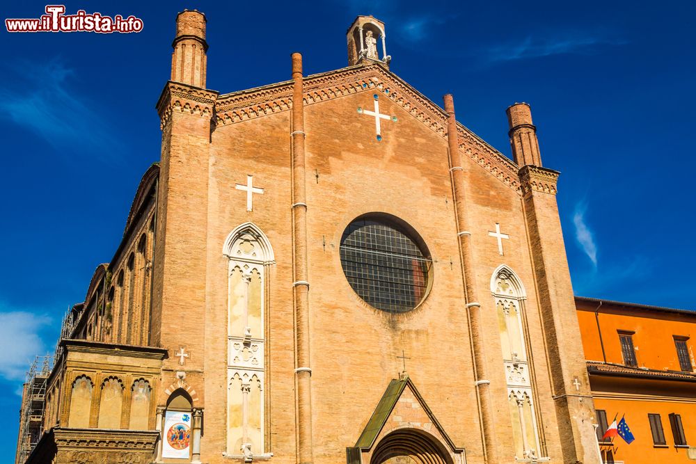 Immagine La facciata della Basilica di San Giacomo Maggiore a Bologna, Emilia-Romagna. A due spioventi la facciata è la parte più antica di questo edificio di culto.